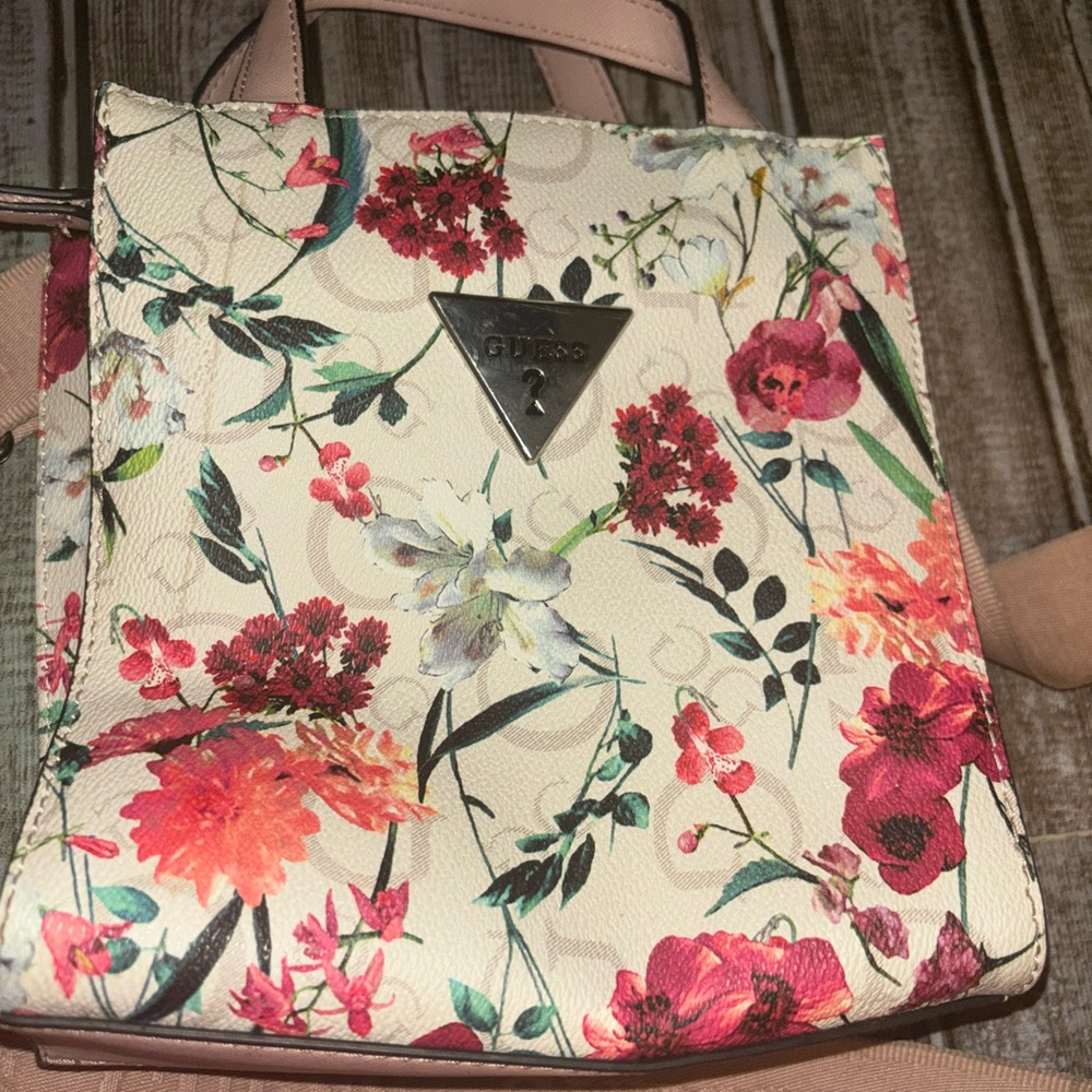 Guess tote